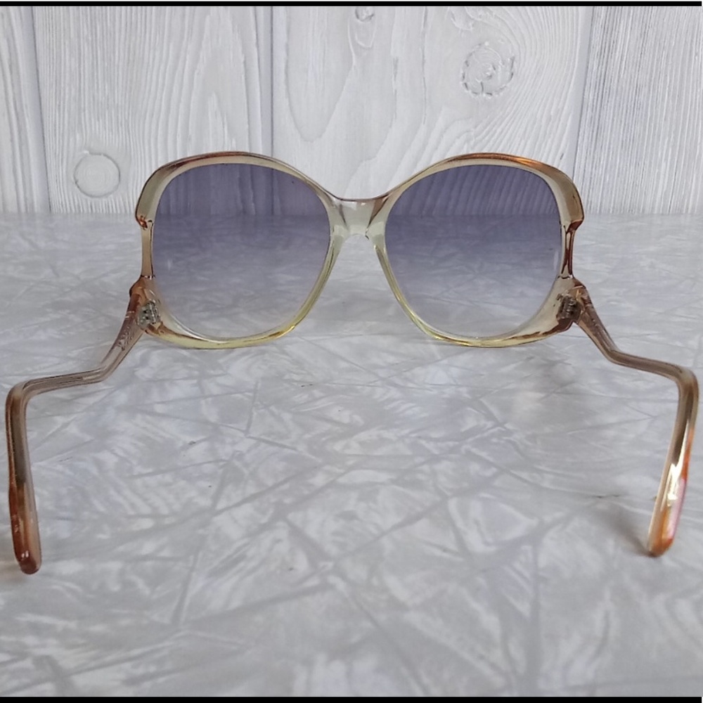 Vintage Women's Sunglasses with Blue-Gray Gradient Lenses and Pale Gold Frame - Picture 4 of 4